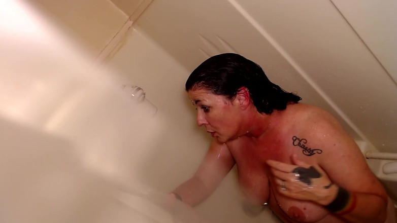 Abby Anna: Une MILF à forte poitrine sous la douche