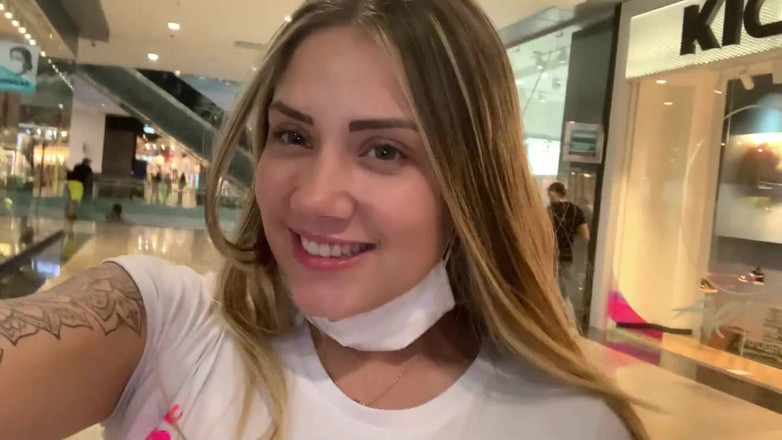 Sara Blonde: Sara Blonde e camila Mush si spoglino e si masturbano...