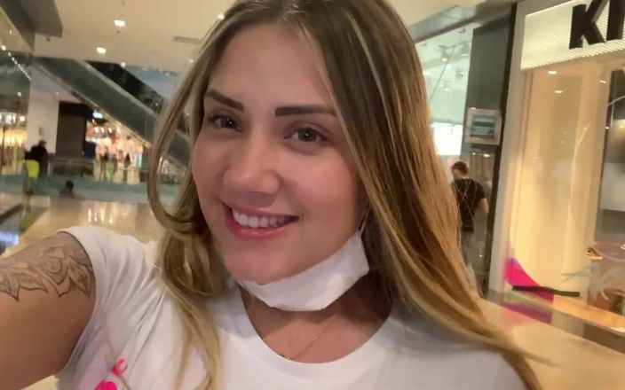 Sara Blonde: Sara Blonde और camila mush बुकारामंगा के प्रसिद्ध शॉपिंग सेंटर में कपड़े उतारती और हस्तमैथुन करती हैं