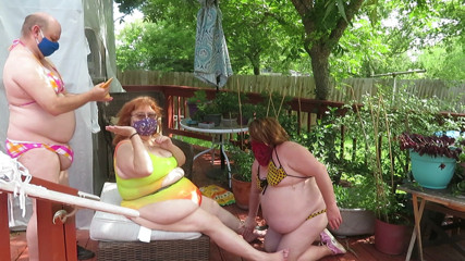 BBW nurse Vicki adventures with friends: Båda flickor lotion sjuksköterska Vicki upp
