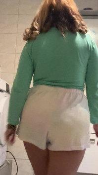 I Have a Beautiful Figure and Beautiful Hair, I Dance and Show off My Figure!