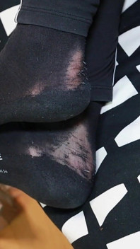 Calzini neri indossati e mocassini sporchi d'argento - le vere scarpe provocano in leggings