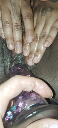 Ngabisin memeknya pakai dildo!