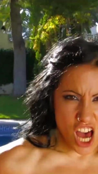 Morena en corsé follando junto a un piscina