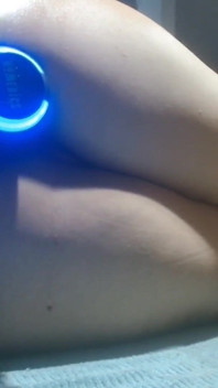 Aussie MILF genießt arsch mit massagemaschine gefickt