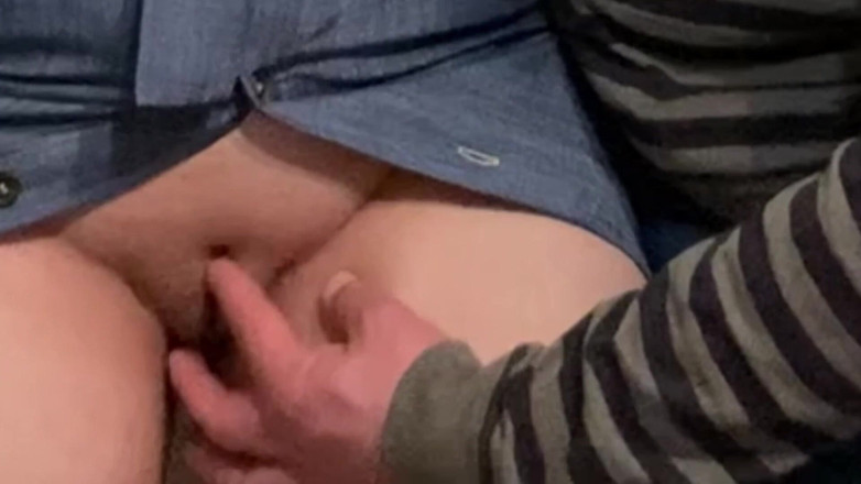 PriyaNaavya: Hobby sucio! Viejo dedeando perfecto coño en público