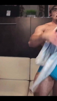 Un culturiste hétéro s’exhibe en fléchissant et en posant un corps musclé énorme