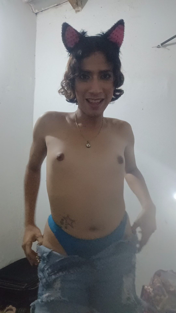 Femboy from Colombia: 오늘 아침과 다시 타이를 위해 춤을 추다