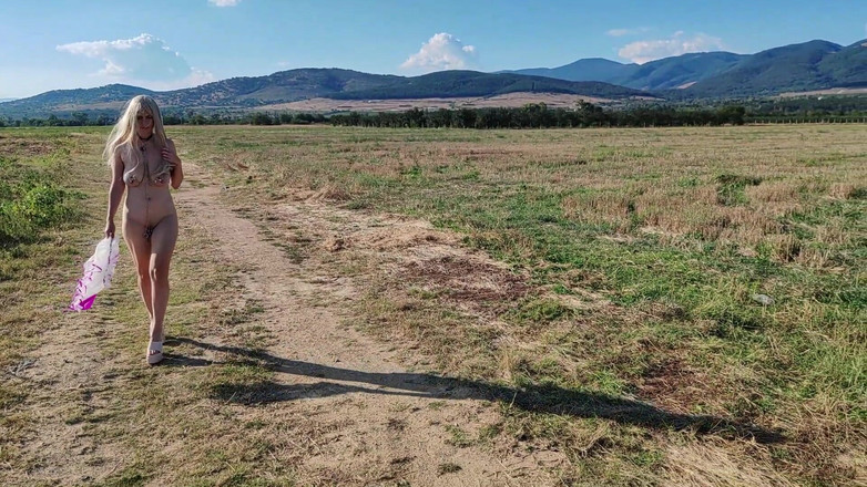 Za Za: Köle tih ie etek ve klitoral zincirler içinde yürüyor