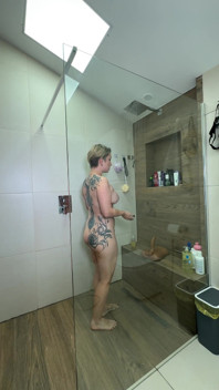 Solo sous la douche. Aller à la.