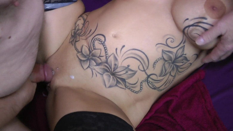 Gangbangclub-Bayern: Dövmeli orta yaşlı seksi kadın grup seks yapmayı seviyor