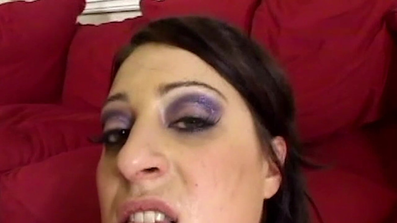 NAUGHTYPOLSKA: Gırtlağına kadar alıyor salya akıtan gırtlağına boşalma sürtük