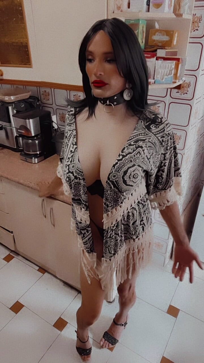 Sissy Slut Brianna: Buna sanki cevap bu gibi bakıyorsun. Değil. Cevap diz çöküyor.