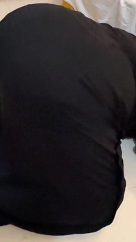 Arabská sexy služka uvízla, když se uklízí pod postelí - velký zadek hidžábská dívka nosí Abaya Niqab & Kalhotky