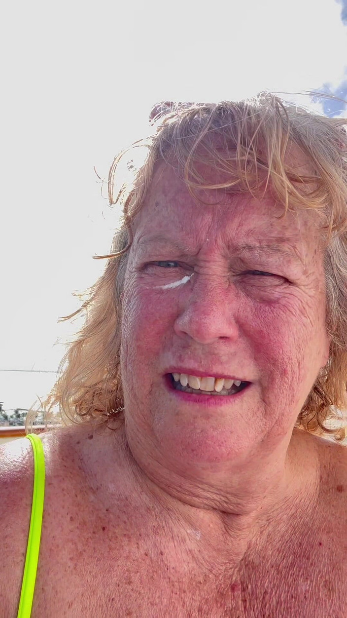 Big Ass 4 U: Colocando protetor solar em Cada Última Sarda