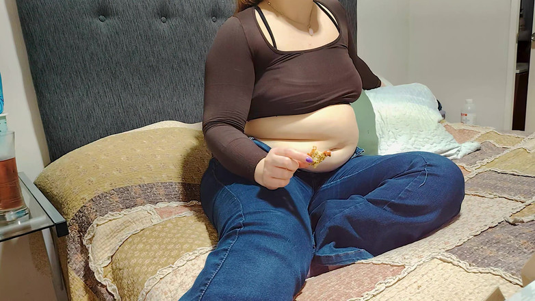 Nicole Passat: 妮可的大量披萨狂欢：肚子爆裂的幸福