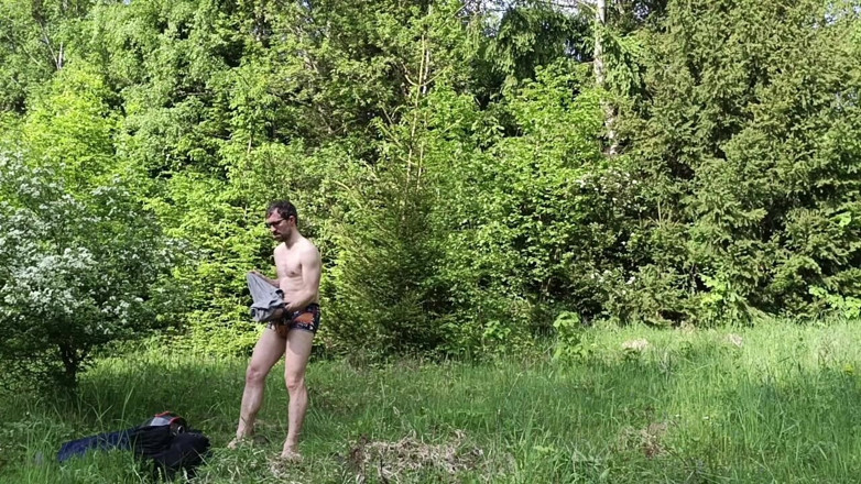 kickerscooter: Tersentak di luar dalam hutan telanjang sepenuhnya, besar
