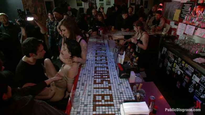 Public Disgrace by Kink: Totální úžasnost