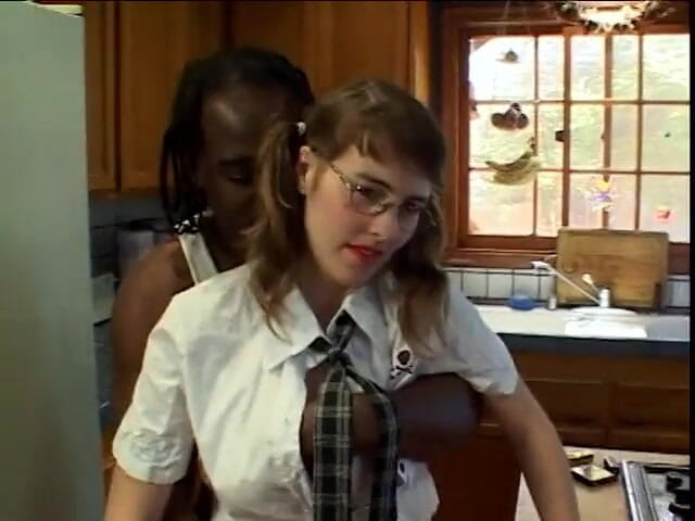 First Black Sexperience: Sexy mladá brunetka si vezme nálož na brýle po šukání zadku