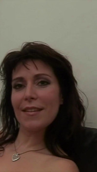 Diese schmutzig aussehende MILF mit großem Verlangen nach Schwanz nimmt es mit Vergnügen.