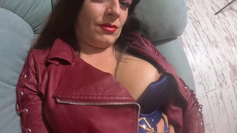 MilfyCalla: Одержимость слюной-фетишем - грязный разговор, курение и мокрая мастурбация 324