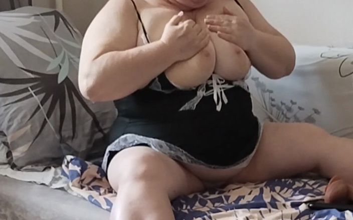 Zona901: 섹스 토이로 큰 보지를 자위하는 만족할 줄 모르는 새엄마