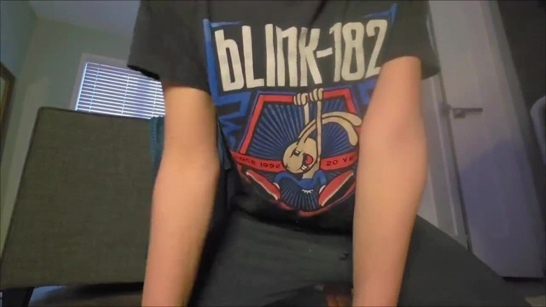 Kinkytwinkpamps: Blonde Twink mengecutkan awak menjilat &amp; mencium awak