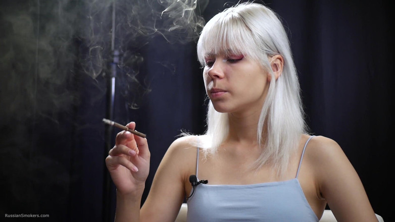 Russian Smokers: 灰发色女孩正在抽两根香烟
