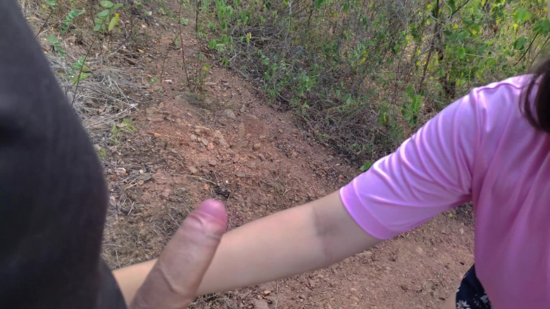 SugarPose: Latina Tonåring Ger En Avsugning I Skogen