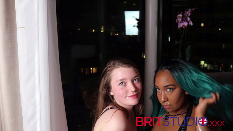 Brit Studio: Dvě britské teenagerky kouří péro
