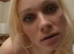 Radical Solo: Blonďatá holka v sexy sólové akci