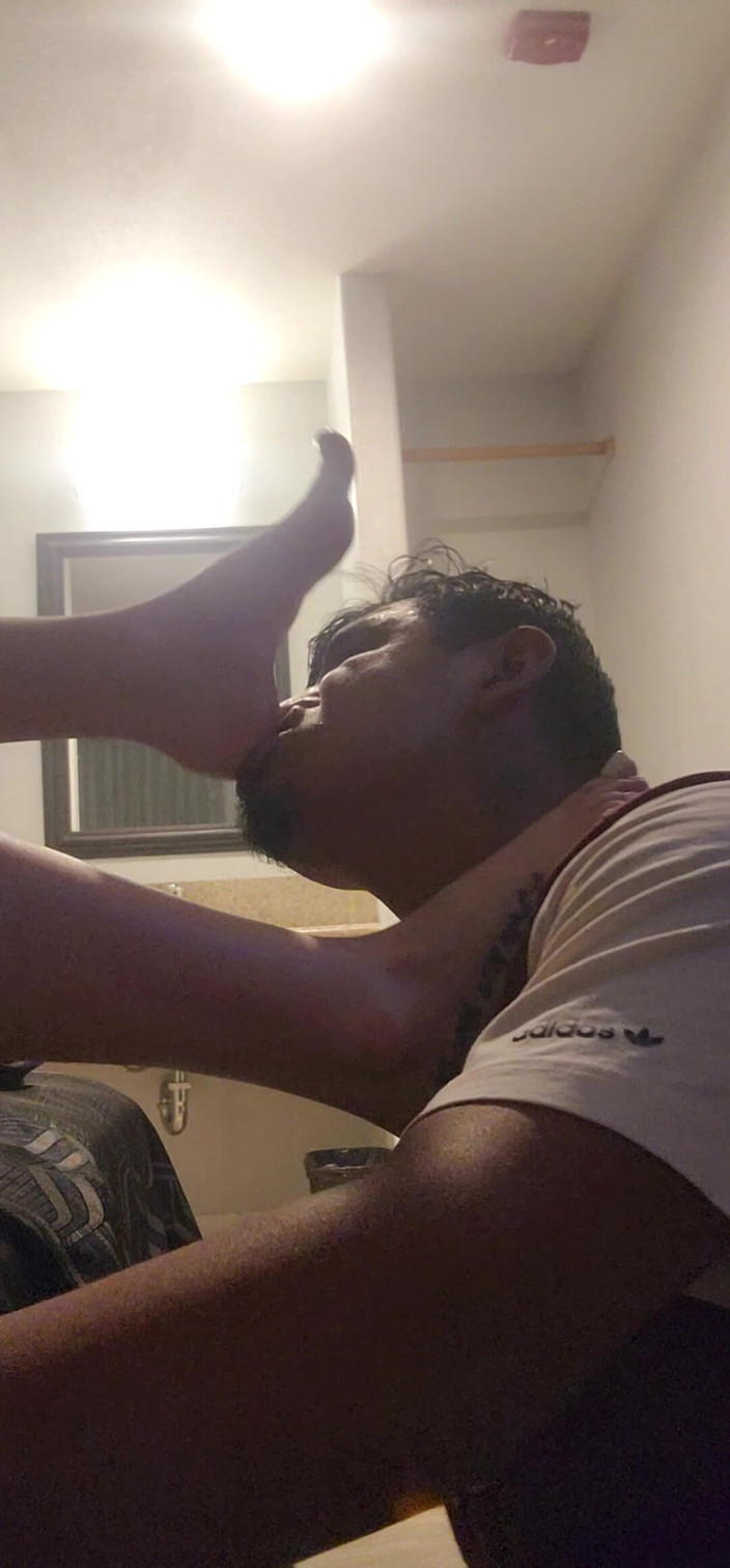 Adriano22: Uctívání nohou