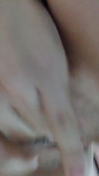 Awek seksi melancap di bilik tidurnya