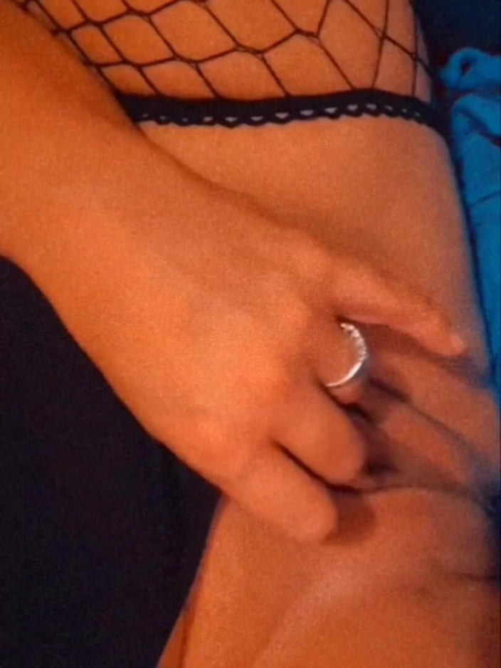 SuperHeadStormyRae: Brincando com minha buceta doce