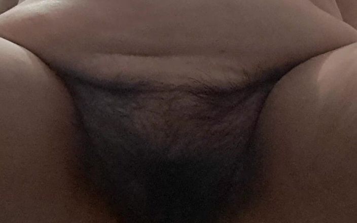 Mommy big hairy pussy: El consolador se mete todo el camino a la vagina...
