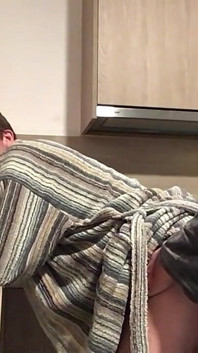 Sexe sympa avec papa dans la cuisine