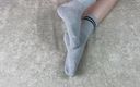 Gloria Gimson: Jambes sexy d&amp;#039;une fille en chaussettes en coton gris