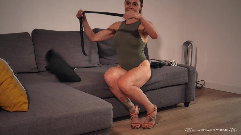 Luna Bondage Playground: Ivan을 기다리는 Luna - 자기 속박, 호그티드, 테이프 재갈을 묶고, 눈가리개를 한, 바이브레이터로 오르가즘