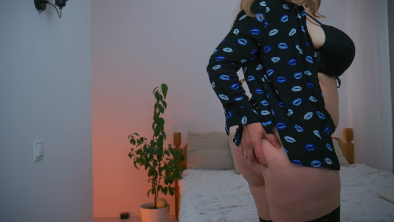 Mrs Wetslavs: Komşunun orta yaşlı seksi kadın komşusunu hayal ediyor.