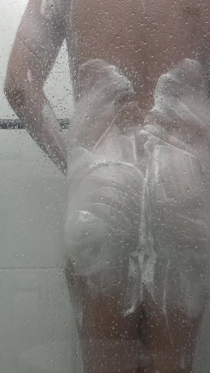 MiguellTrajano: Pelacur mungil lagi mandi