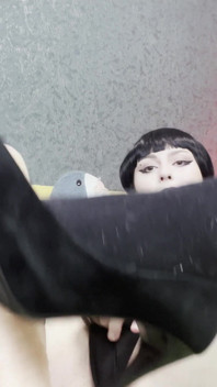 JOI: Wednesday Addams vás odmění shoejobem a kouřením