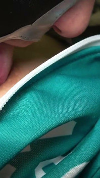 La mamada lenta e íntima de la belleza de clase s casi lo hace explotar: sus pechos venosos pálidos reciben un final caliente