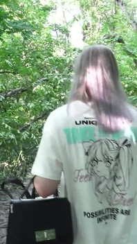 Fată perversă care se și urinează într-un parc