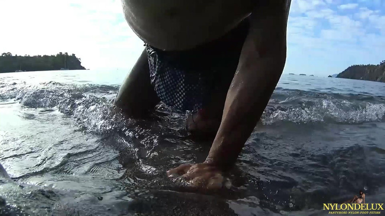 Nylondelux: Nylon-spaß am öffentlichen strand