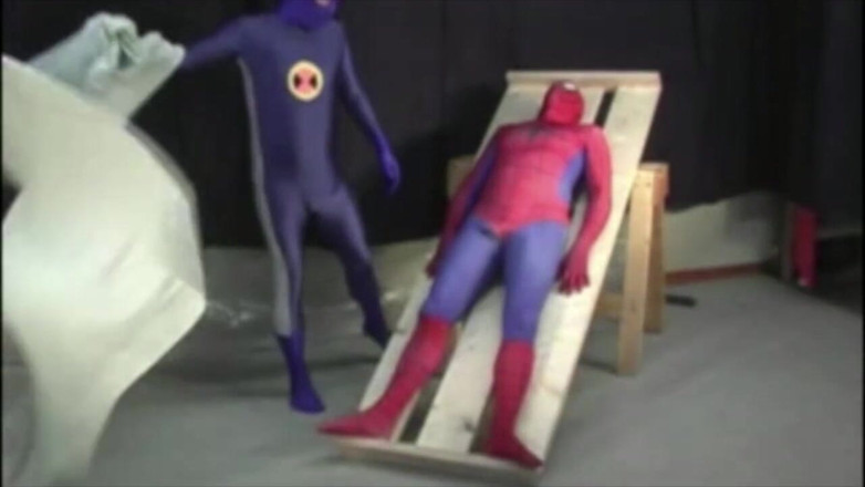 Crunch Boy: Cucající boule s fetišským oblečením