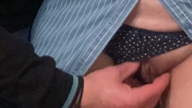 Niki studio: 지하철에서 낯선 사람이 손가락으로 손가락으로 젖어 있는 핫한 보짓물 보지