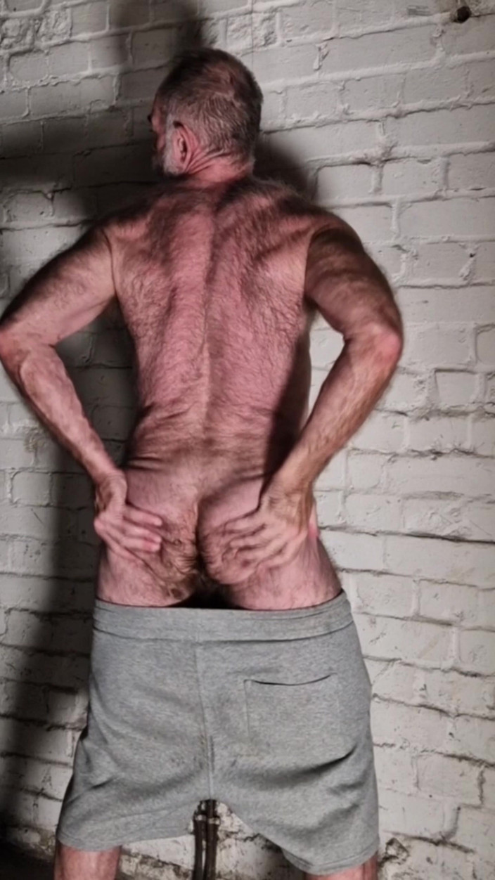 JackvanDean: Chlupatý svalnatý medvěd hladí