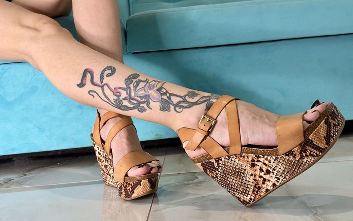 Julia domaina: Mis nuevos wedges y uñas negras polacas en dedos largos