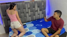 Faccio foto della mia piccola sorellastra nuda, si arrapa e finiamo per scopare