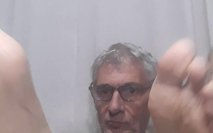 Big uncut hard cock: Gros plan sur mes pieds